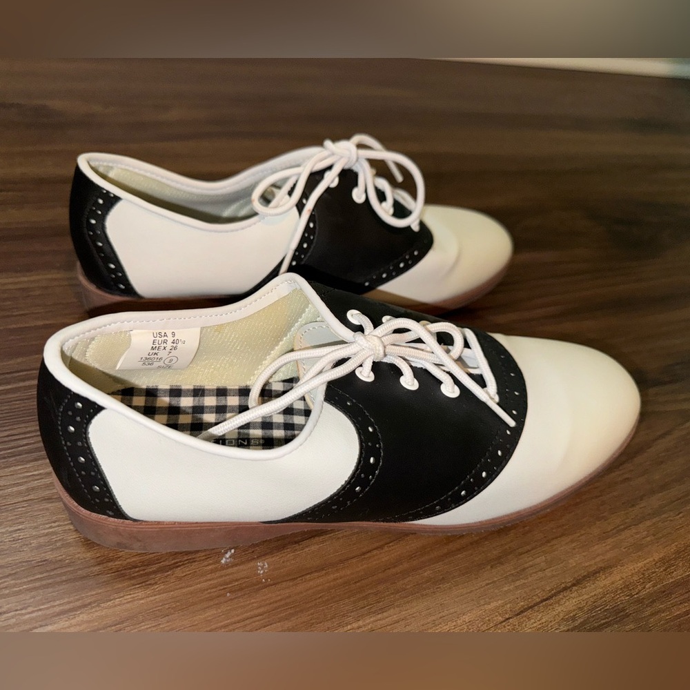 Women’s saddle shoes size 9
